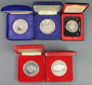 4 silver commemorative crowns and a silver Canadian dollar, 184 grams