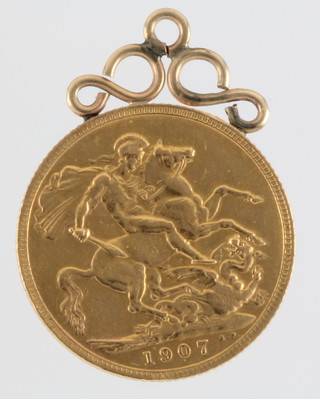 A sovereign 1907 with scroll pendant mount