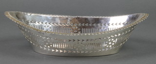 A silver pierced dish, Birmingham 1927, 182 grams