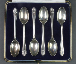 A cased set of 6 silver teaspoons with fancy terminals, Sheffield 1928, 82 grams