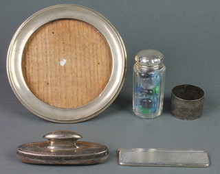 A circular silver photograph frame, Birmingham 1916, 6", a nail buffer, comb case, napkin ring and toilet bottle