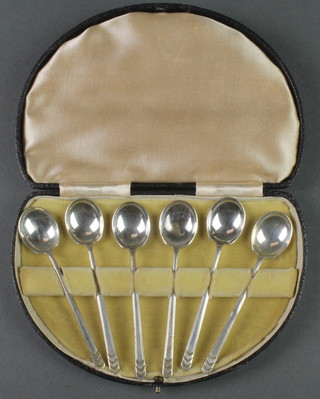 A set of 6 stylish cased silver coffee spoons, Sheffield 1942, 36 grams