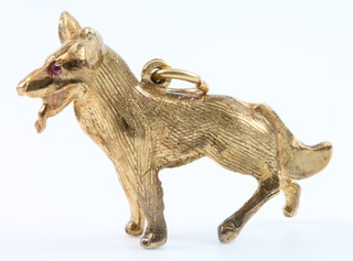 A 9ct gold charm in the form of an Alsatian with gem set eyes, 6 grams