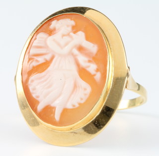An 18ct yellow gold cameo ring, size M 1/2