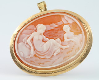 An 18ct yellow gold carved cameo brooch/pendant 