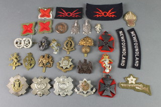Minor Second World War and later cloth and brass badges 