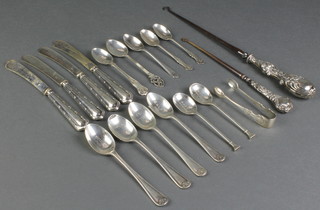 2 silver handled button hooks, a pair of nips and minor spoons, weighable silver 188 grams 