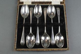 A set of 6 silver Old English pattern teaspoons, London 1926, 44 grams, cased 