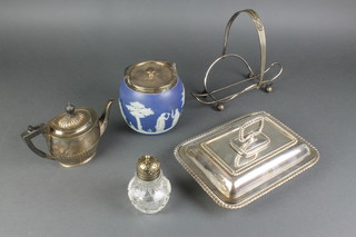 A silver plated mounted Wedgwood biscuit barrel, a plated entree and minor items