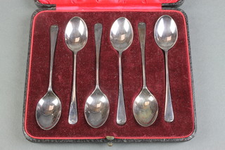 A set of 6 cased silver coffee spoons, Sheffield 1929 and 1930, 32 grams