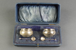 A cased pair of bulbous silver salts and spoons Birmingham 1915, 34 grams