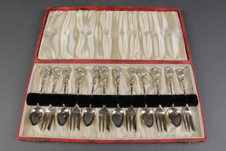 A cased set of 6 Chinese silver cake forks and teaspoons with dragon handles, 142 grams