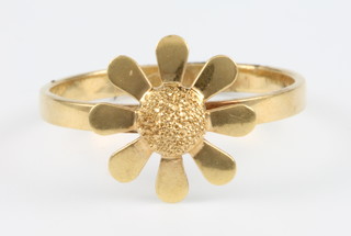 An 18ct yellow gold daisy ring, size M, 2 grams