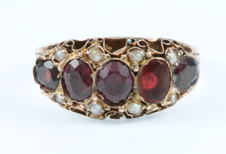 A 9ct yellow gold garnet and pearl set ring, size O 1/2