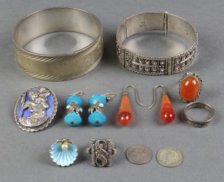 A wide silver bangle 84 grams, minor silver jewellery 