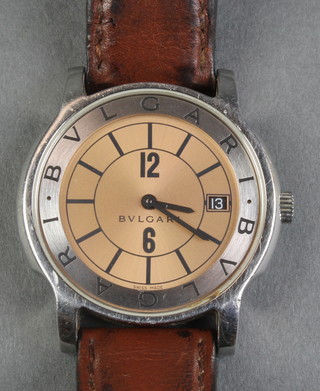 A gentleman's Bvlgari Solotempo steel cased quartz calendar wristwatch, stamped ST35S D85804 on a leather strap 