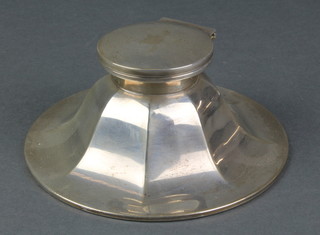 An Edwardian octagonal silver capstan inkwell with clear glass liner 5" 