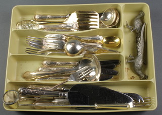 Minor items of silver plated cutlery 