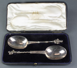 A pair of cased Victorian silver apostle table spoons, London 1874, 110 grams 