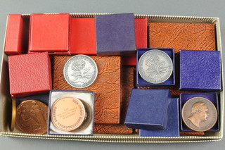 Minor modern commemorative bronze Medallions 