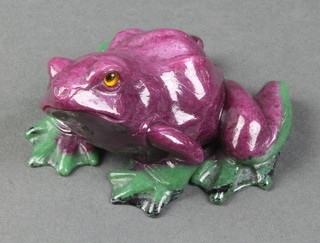 A carved hardstone figure of a seated frog 0.75" 