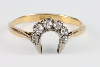 An 18ct yellow gold diamond set 6 stone horse shoe shaped ring, size Q 
