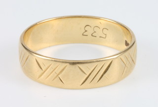 An 18ct yellow gold wedding band, 2.9 grams, size M