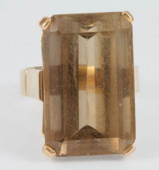A 9ct gold smoky quartz dress ring size O 1/2