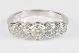 An 18ct white gold 5 stone diamond ring with rub over setting, approx 1.5ct 