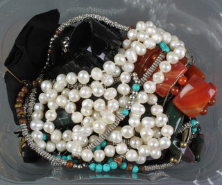 A modern baroque pearl necklace 46", an agate bracelet and minor costume jewellery 