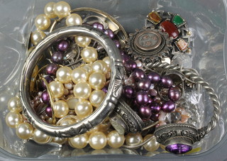 A quantity of Victorian and later silver jewellery 