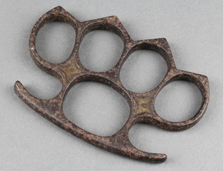 A Victorian iron knuckle duster 4" 