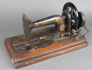 An early Singer manual sewing machine no.1185628 contained in an associated wooden box with hinged lid (f)