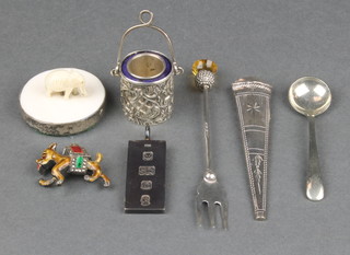 A Victorian silver novelty thimble holder in the form of a pail with repousse decoration, London 1901 and minor items