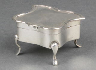 An Edwardian silver shield shaped trinket box on pad feet, Birmingham 1909, 2" 