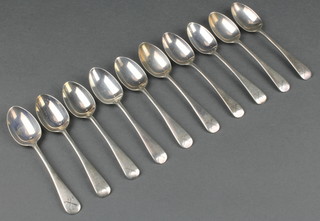 10 silver tea spoons with chased golf clubs, mixed dates, 155 grams