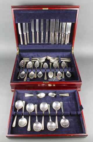 A silver canteen of Grecian pattern cutlery comprising 6 tea spoons, 8 soup spoons, 4 table spoons, 8 dessert spoons, 8 table forks and 8 dessert forks together with 16 silver handle knives in a fitted canteen (58 pieces), weighable silver 2,637 grams