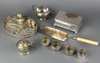 An Edwardian silver plated crumb scoop and minor plated items 