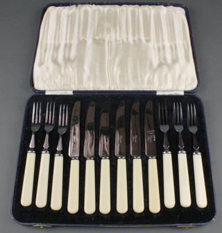 A set of 6 cased dessert eaters 