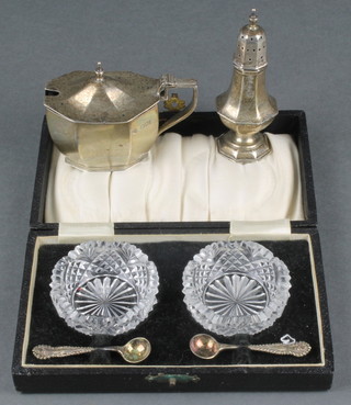 An octagonal silver mustard and ditto pepper London 1902 together with a pair of cased cut glass table salts and spoons 