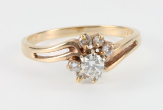A 14ct yellow gold 7 stone diamond ring, size M 