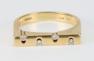 An 18ct yellow gold gentleman's 4 stone diamond ring, size N