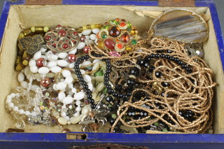 Minor costume jewellery contained in a blue jewellery casket