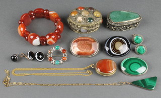 An agate bracelet, minor hardstone mounted jewellery etc 