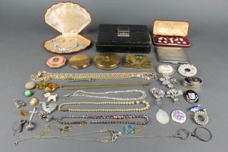 Minor costume jewellery including an enamelled compact etc 