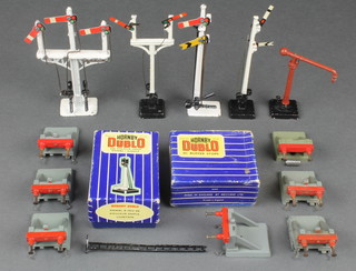 2 Hornby D1 Dublo buffer stops boxed, together with 7 other buffer stops, ditto ES6 coloured light signal boxed, 4 signals etc 