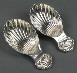 A pair of silver caddy spoons with shell bowls and handles Birmingham 1970 44g