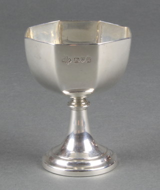 An octagonal silver cup Chester 1923 84g 