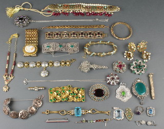 A quantity of Victorian costume jewellery 