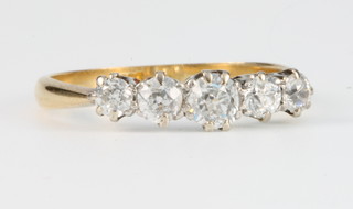 An 18ct yellow gold 5 stone graduated diamond ring Size Q